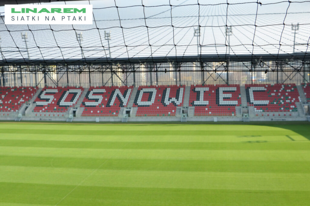 zabezpieczenie stadionu Sosnowiec, montaż siatek ochronnych stadion, ochrona boiska przed ptakami