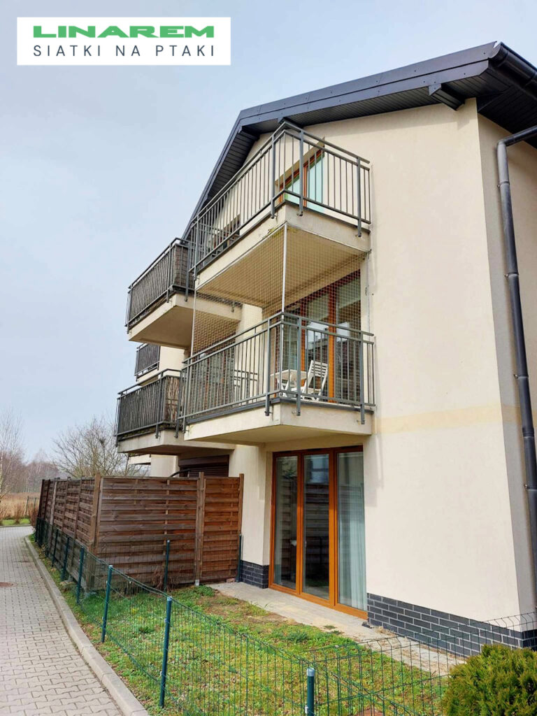 montaz siatek na ptaki balkon krakow, siatka przeciw ptakom z konstrukcja, osiatkowanie balkonu krakow