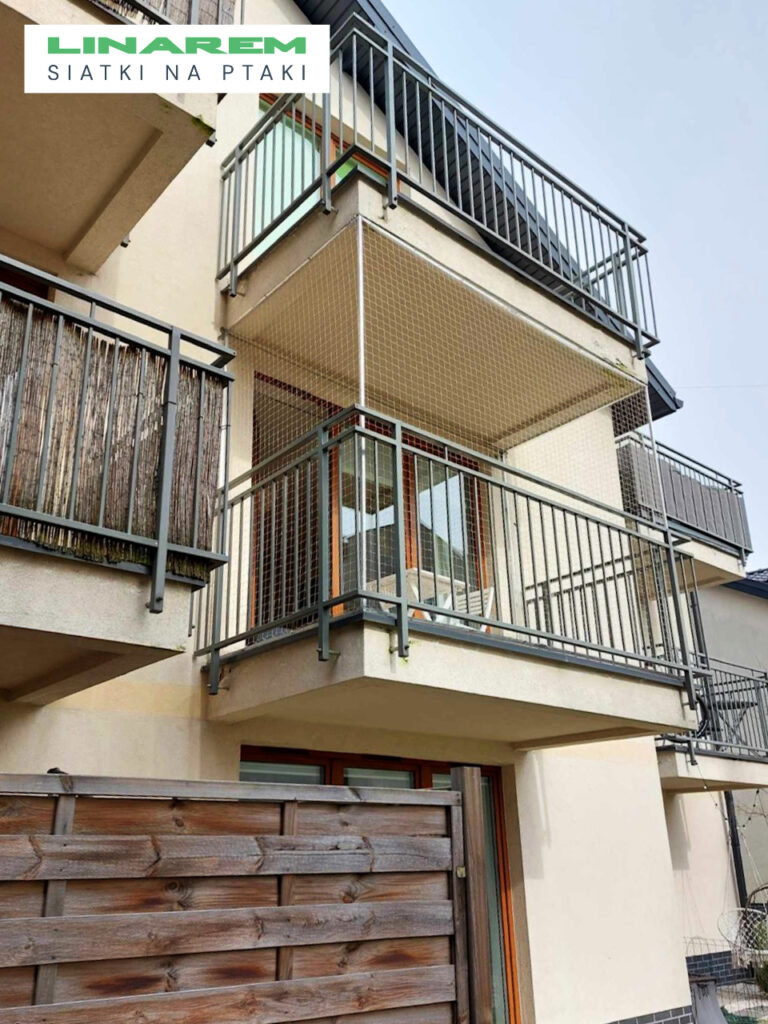 zabezpieczenie balkonu przed ptakami krakow, montaz siatek na ptaki na konstrukcji, siatki ochronne balkon krakow