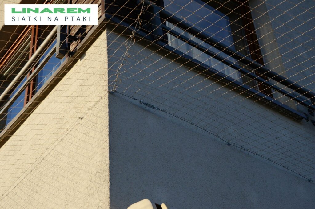 siatka przeciw ptakom balkon montaz, stalowa konstrukcja balkon, zabezpieczenie balkonow krakow