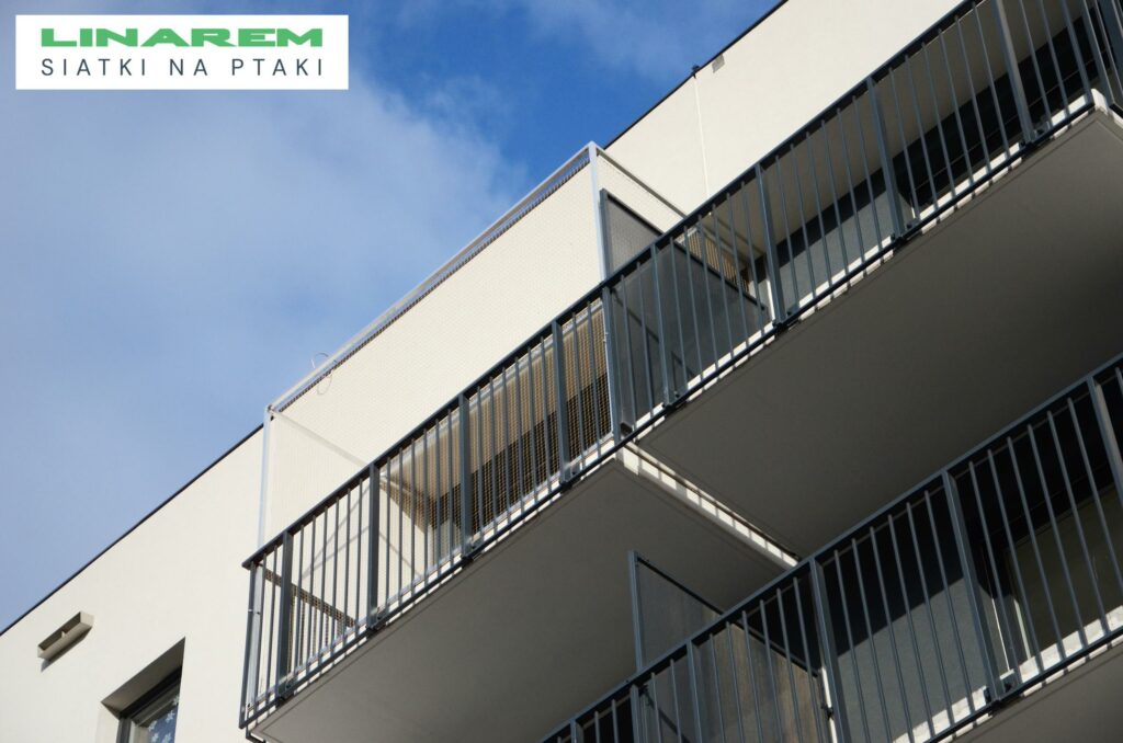 montaz konstrukcji z siatka przeciw ptakom, zabezpieczenie balkonu krakow, siatki na ptaki balkon