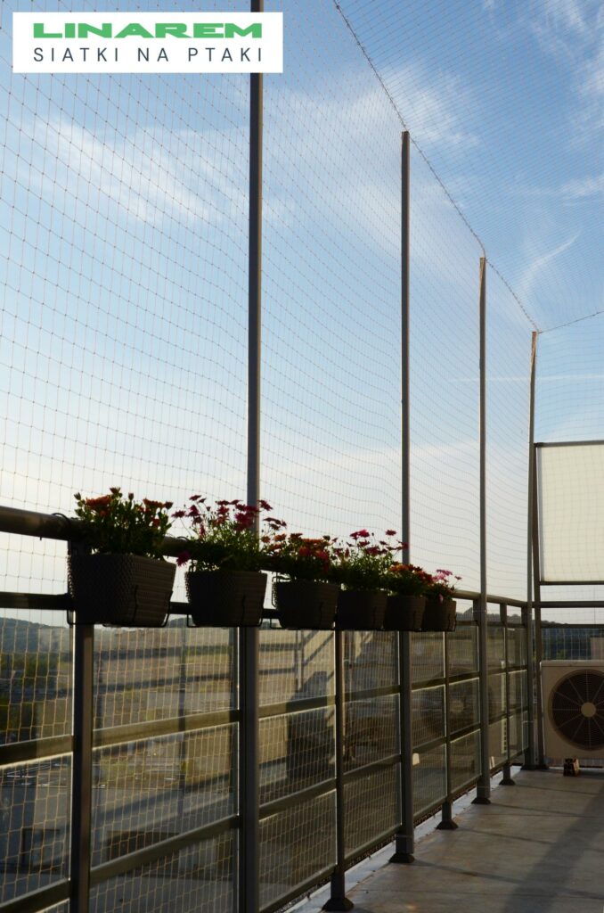 montaz siatek na ptaki balkon krakow, stalowa konstrukcja zabezpieczenie, siatka na balkon ptaki