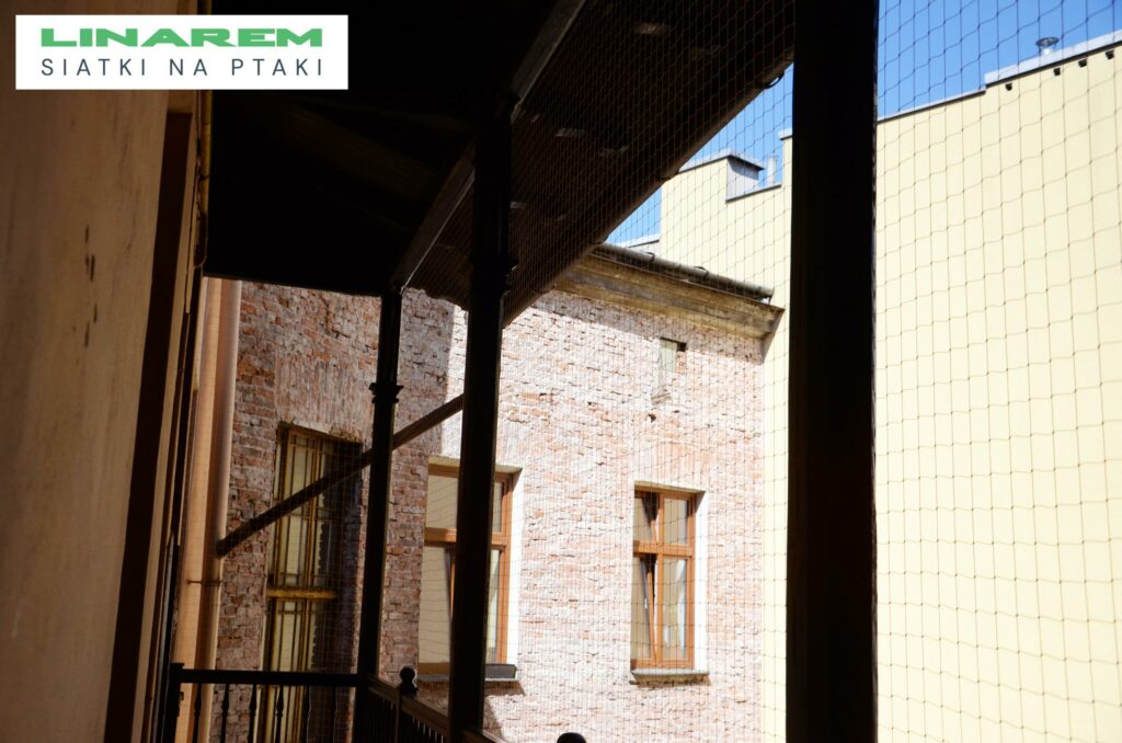 oslonowa siatka na ptaki krakow, zabezpieczenie balkonu krakow, siatka przeciw golebiom krakow