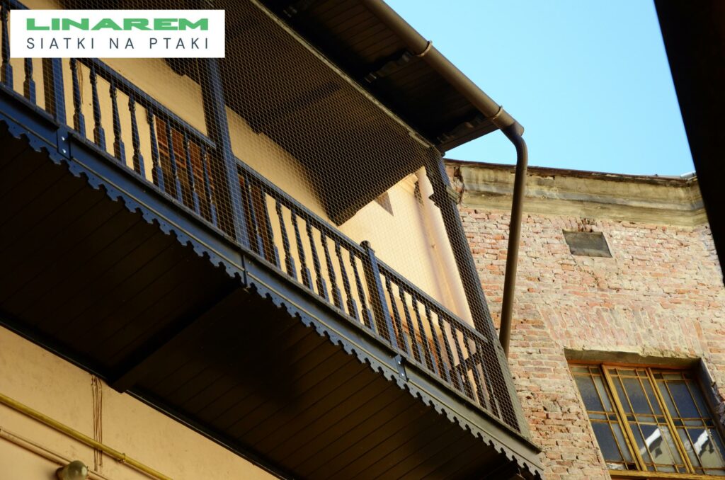 oslonowa siatka balkon krakow, siatka przeciw ptakom krakow montaz, zabezpieczenie podworka krakow