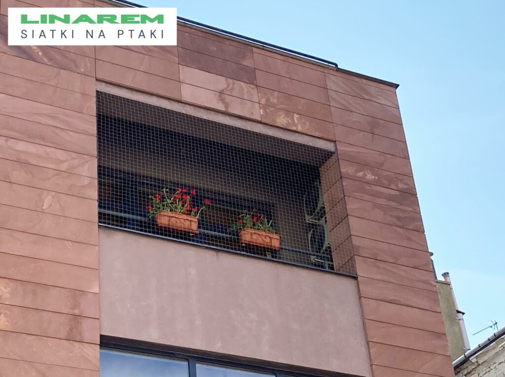bezinwazyjne mocowanie siatki balkon krakow, montaz siatki na ptaki bez wiercenia, siatki na go??bie balkon krakow, osiatkowanie balkonu krakow