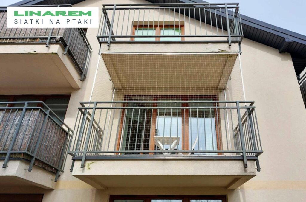 siatka na ptaki balkon krakow, zabezpieczenie balkonu przed ptakami krakow, montaz siatek na konstrukcji balkonowej