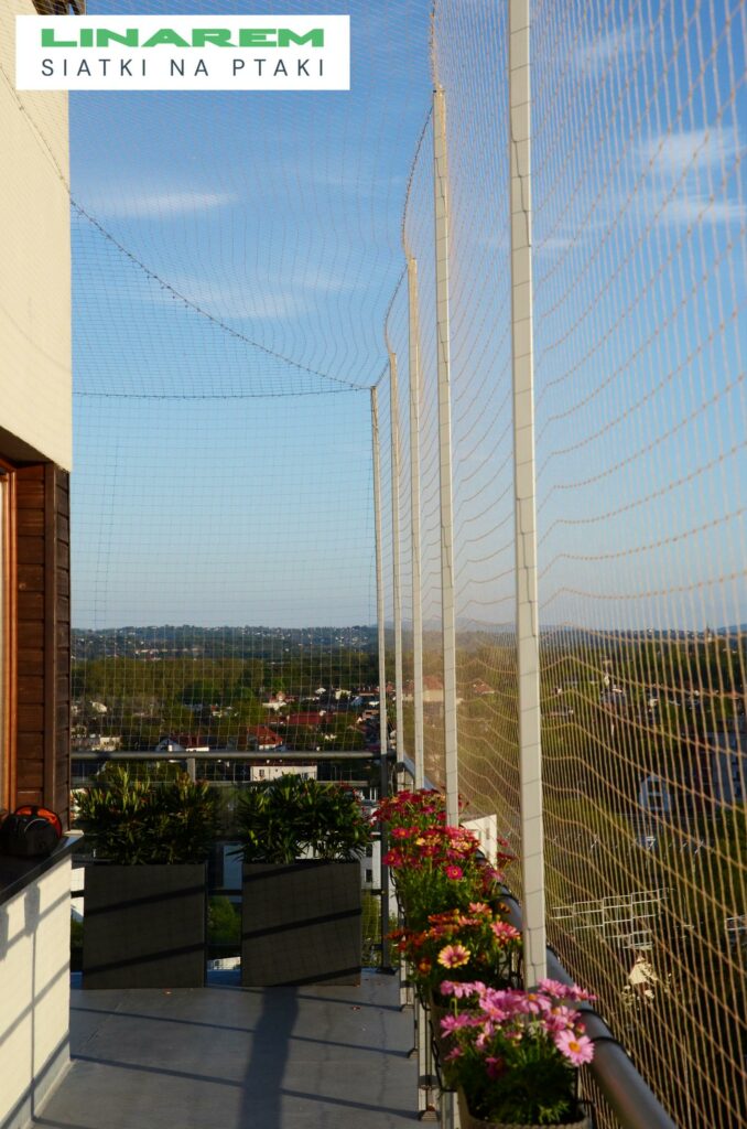 siatki na ptaki balkon montaz, konstrukcja metalowa siatka, zabezpieczenie balkonu przed ptakami
