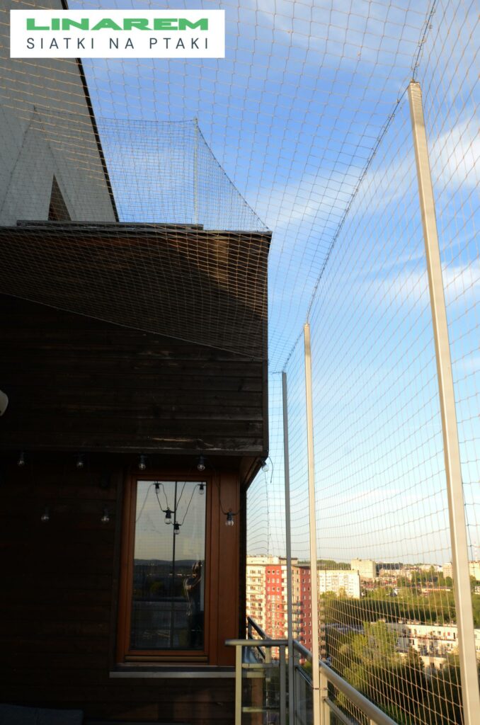 ochrona balkonu przed ptakami krakow, montaz siatek stalowa konstrukcja, balkon z siatka