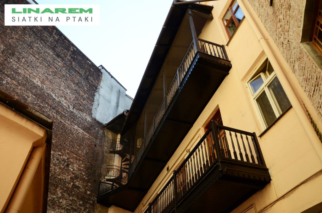 montaz siatek balkon krakow, zabezpieczenie podworza siatka, siatki przeciw golebiom krakow