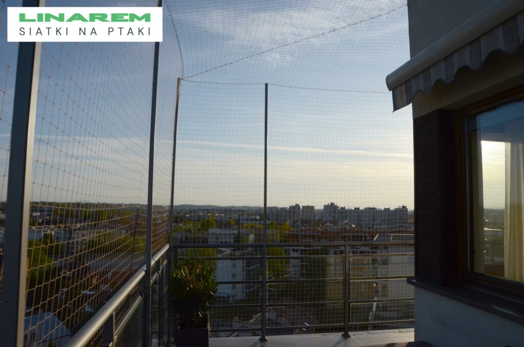 system siatek przeciw ptakom krakow, balkon z siatka ochronna, konstrukcja metalowa balkon