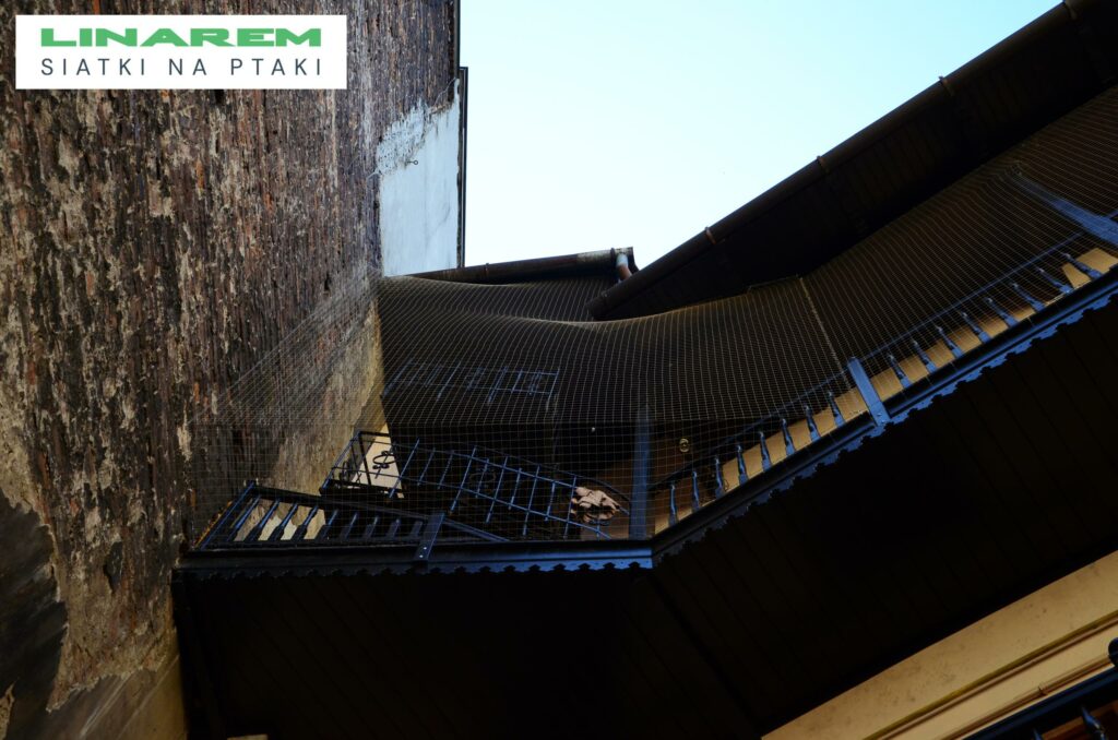 nietypowa konstrukcja siatki krakow, balkon w siatce krakow, montaz siatek ptaki balkon