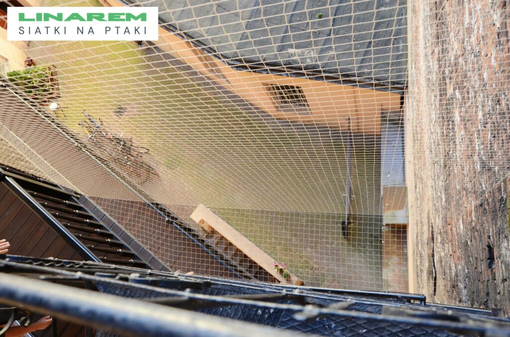 zabudowa siatkowa balkon krakow, ochrona przed ptakami balkon krakow, montaz siatek balkon