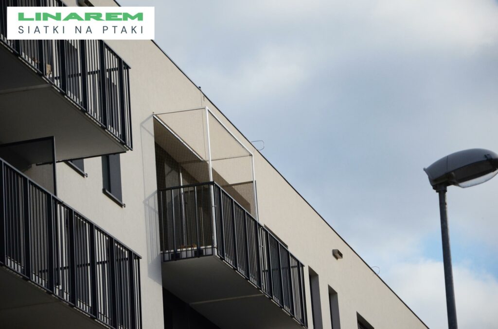 zabezpieczenie balkonu krakow, siatka przeciw ptakom montaz, konstrukcja aluminiowa balkon