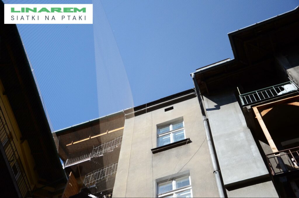 montaz siatek na ptaki balkon krakow, siatka wysunieta poza balkon, ochrona podworza przed ptakami