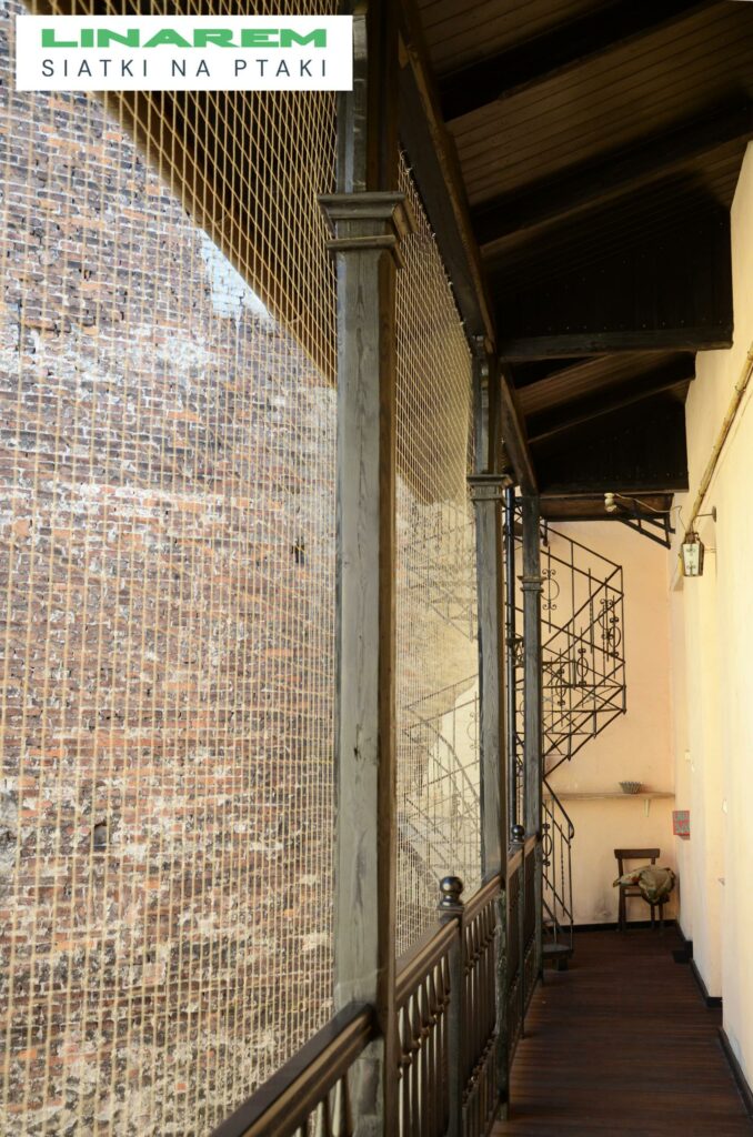 montaz siatek podworko krakow, siatki przeciw ptakom balkon, zabezpieczenie ptaki krakow