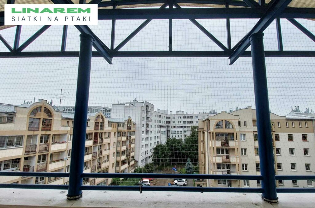 montaz siatki na ptaki balkon nullo, osiatkowanie balkonu przeciw ptakom, siatka na golebie, zabezpieczenie balkonu siatka