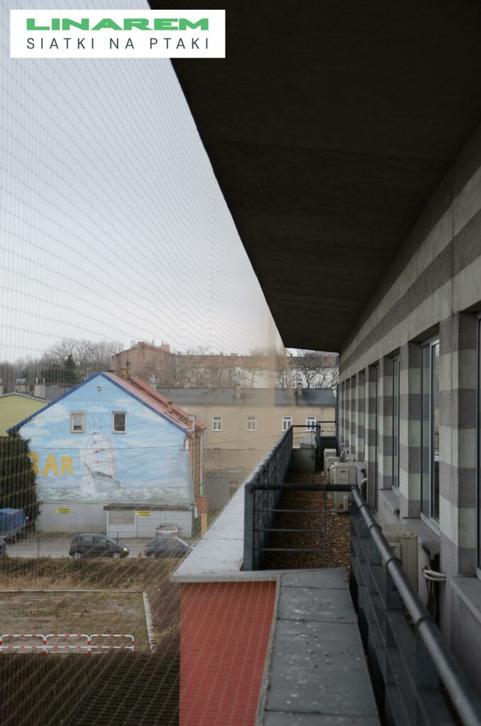 osiatkowanie klimatyzatora czestochowa, montaz siatki na ptaki balkon, zabezpieczenie klimatyzatora przed ptakami, siatka na ptaki balkon czestochowa