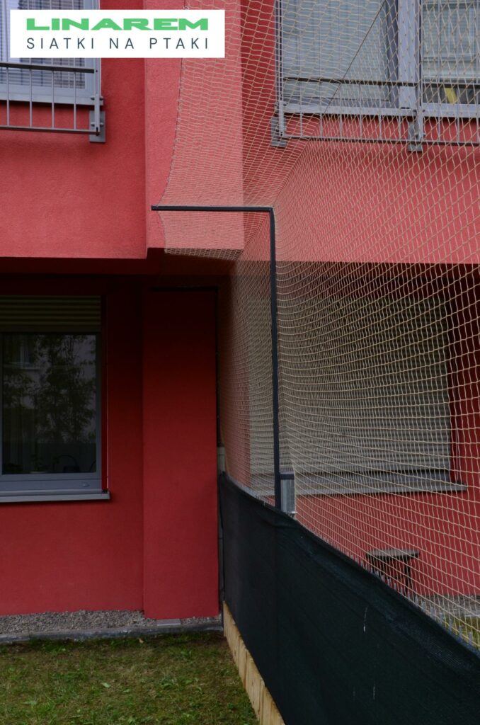 montaz siatki ogrodowej na ptaki, zabezpieczenie ogrodu siatka, siatki przeciw ptakom ogrodowe