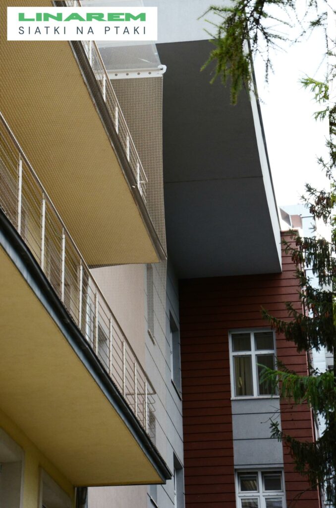 siatka przeciw ptakom dach krakow, zabezpieczenie szpitala siatka, montaz siatki na ptaki krakow, ochrona dachu przed ptakami