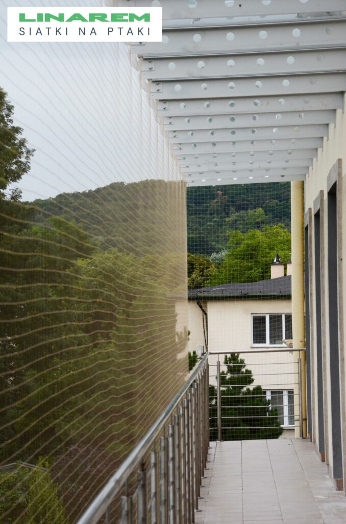 siatka przeciw ptakom montaz krakow, ochrona szpitala przed ptakami krakow, osiatkowanie szpitala krakow, siatki na ptaki budynek