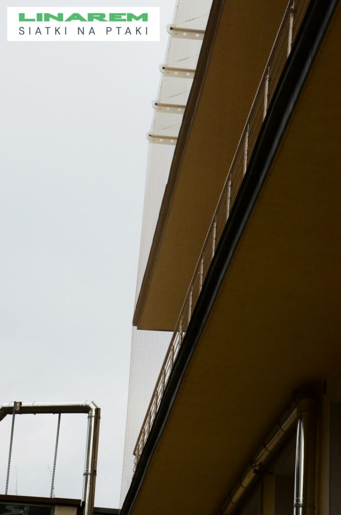 montaz siatek przeciw golebiom krakow, zabezpieczenie elewacji szpitala ptaki, siatki ochronne na ptaki krakow, montaz siatki krakow