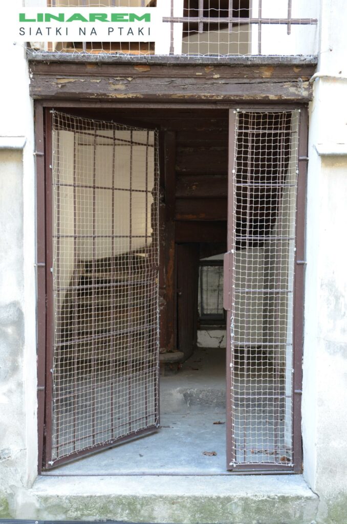 drzwi z siatki przeciw ptakom krakow, montaz zabezpieczen siatkowych, konstrukcja z siatek sobieskiego