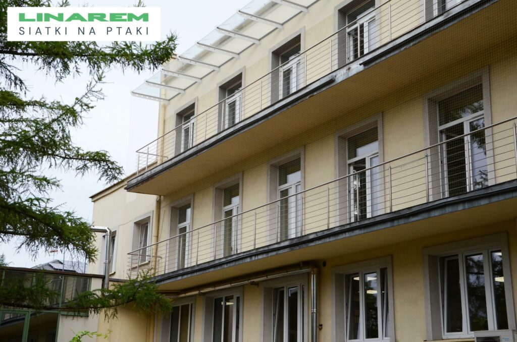 montaz siatek na ptaki balkon krakow, zabezpieczenie szpitala przed golebiami, siatki na ptaki szpital, krakow osiatkowanie balkonu