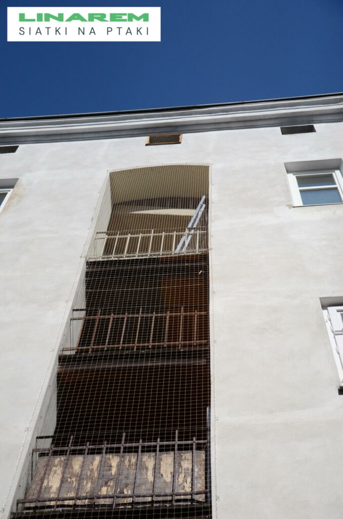 siatki przeciw ptakom balkon sobieskiego 10, montaz siatki krakow, zabezpieczenie przed ptakami