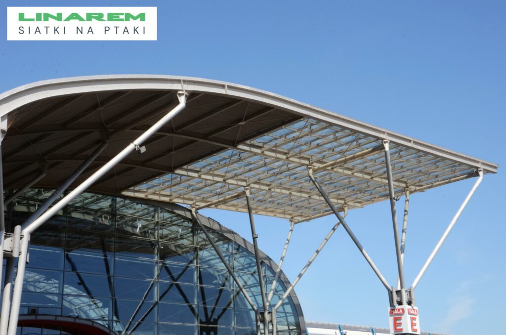 montaz siatki przeciw ptakom kielce, osiatkowanie hali targowej, zabezpieczenie przed ptakami obiekt targowy, siatki na ptaki kielce