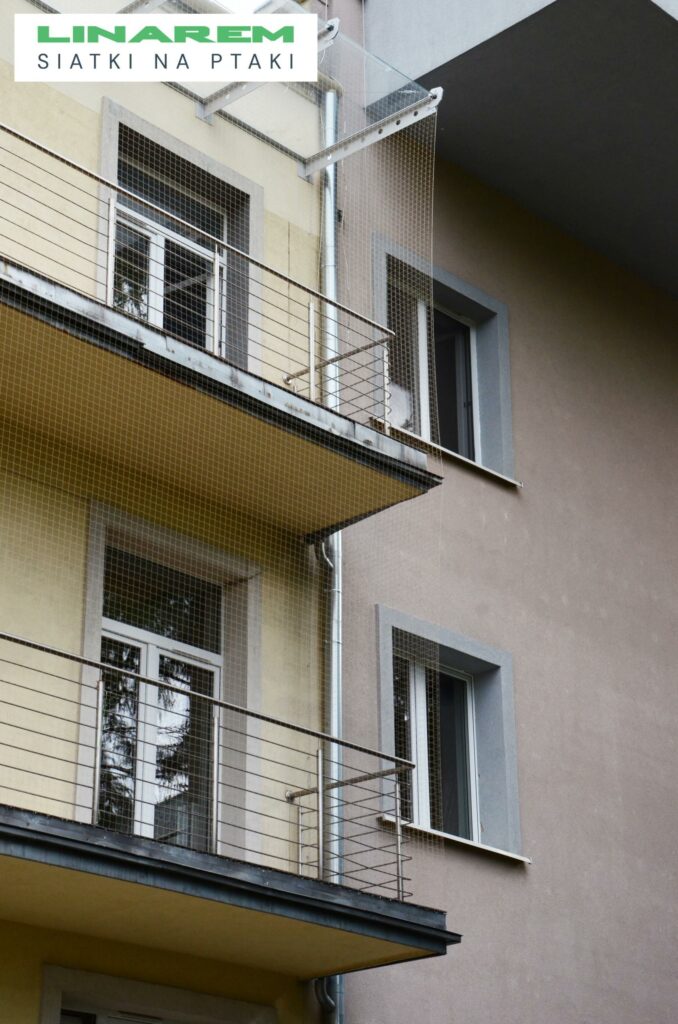 montaz siatek przeciw ptakom krakow, siatka ochronna ptaki szpital, zabezpieczenie przed ptakami krakow, siatki na ptaki montaz krakow