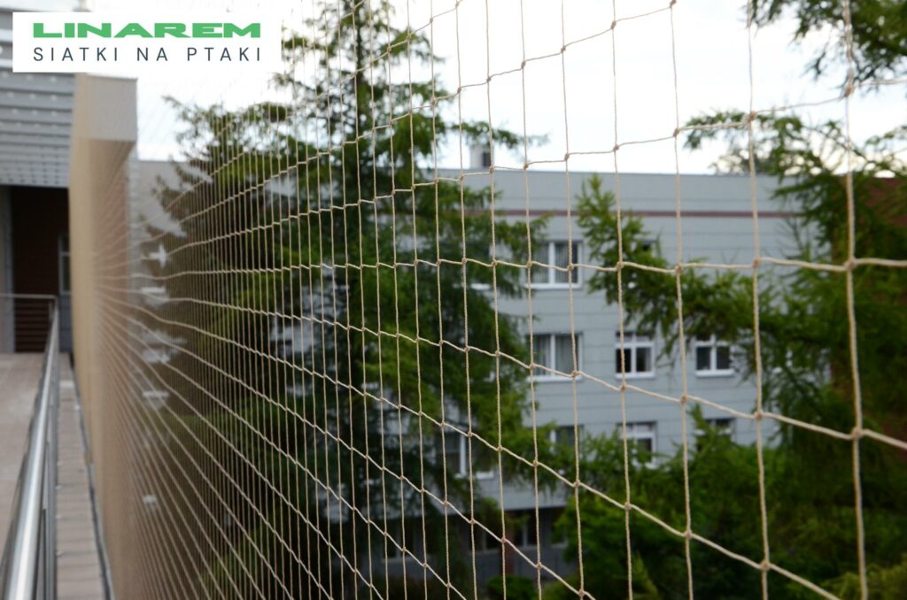 zabezpieczenie balkonu przed ptakami krakow, montaz siatek przeciw ptakom krakow, siatki na ptaki balkon szpital, osiatkowanie krakow