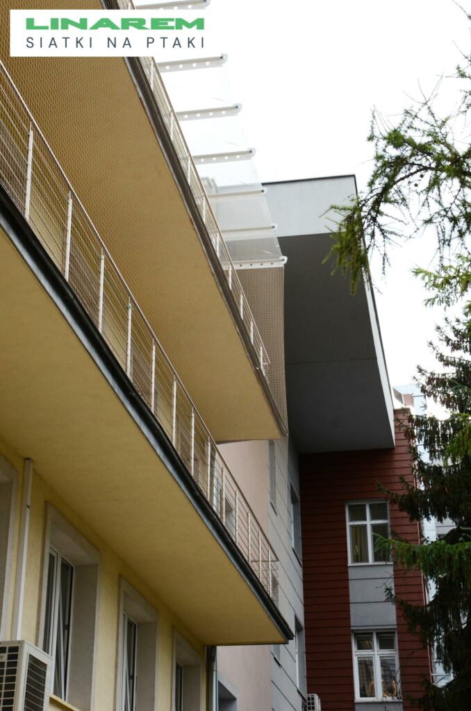 montaz siatek na ptaki krakow, zabezpieczenie szpitala przed ptakami, siatki przeciw ptakom szpital Krakow, osiatkowanie budynku krakow
