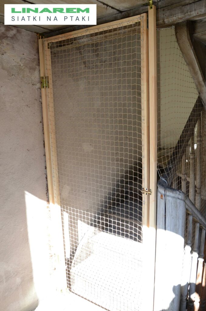 montaz siatki na wejscie przeciw ptakom, drzwi siatkowe krakow, zabezpieczenie ptakami sobieskiego