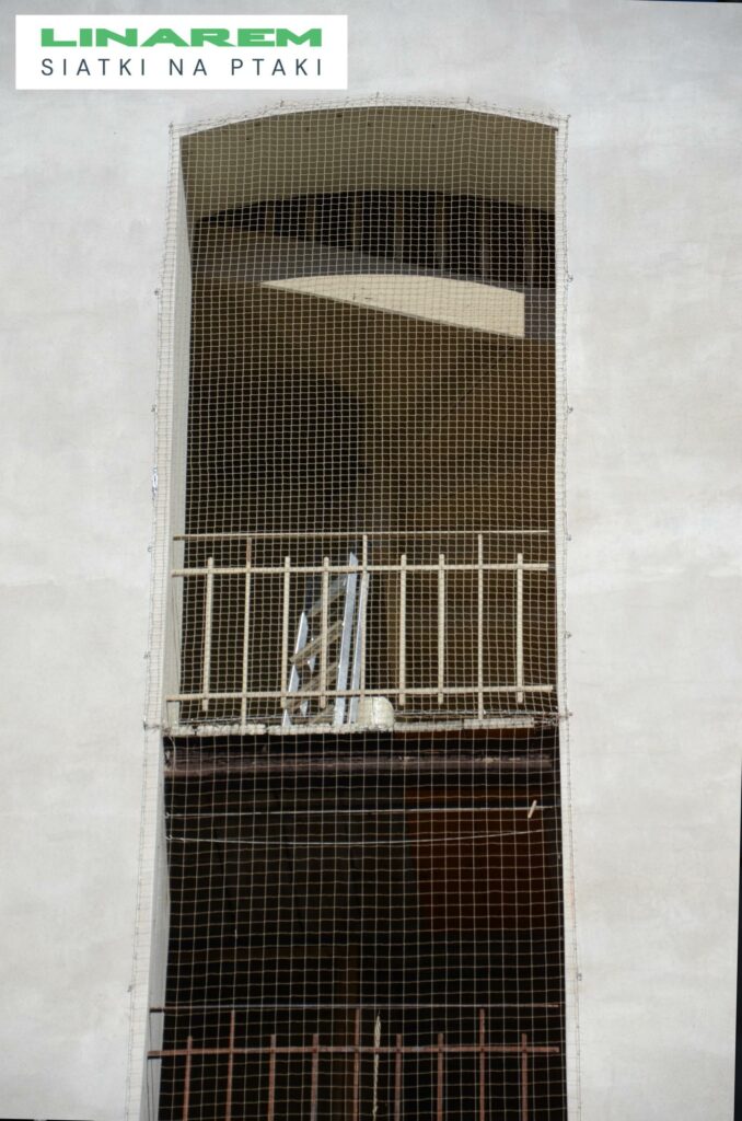 siatki na ptaki balkon krakow, zabezpieczenie budynku przed ptakami, montaz siatki sobieskiego