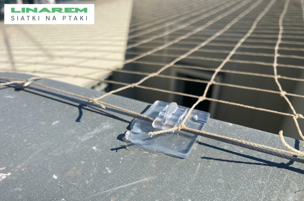 mocowanie siatek przeciw ptakom krakow, bezinwazyjne siatki na ptaki krakow, montaz siatki ochronnej patio krakow