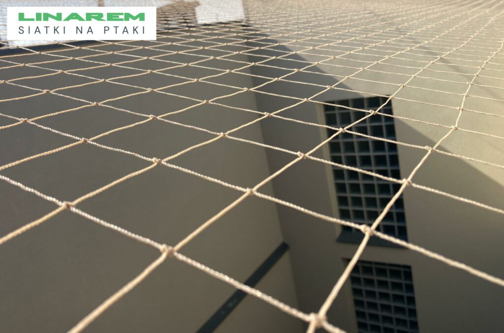 siatka przeciw ptakom krakow, zabezpieczenie patio krakow, montaz siatek przeciw golebiam krakow