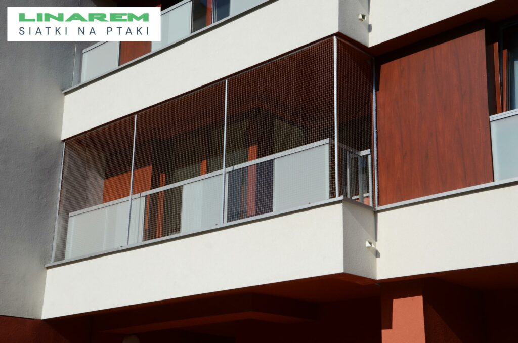 siatka przeciw ptakom konstrukcja stalowa, zabezpieczenie przed golebiami, montaz siatki na ptaki, osiatkowanie konstrukcji