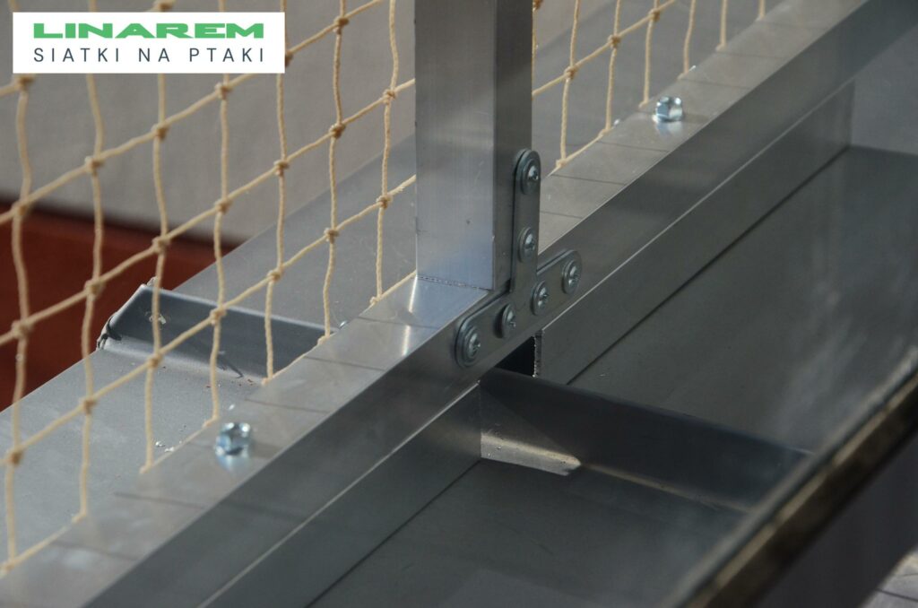 montaz mocowan siatki stal, konstrukcja siatki przeciw ptakom, zabezpieczenie ptaki montaz stal, uchwyty do siatek montaz
