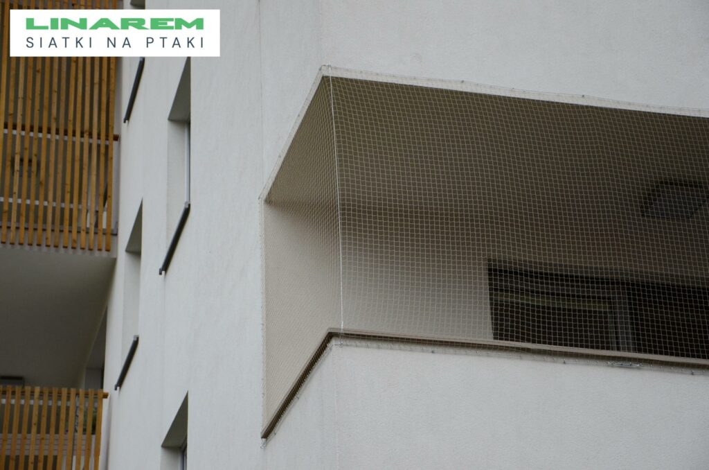 osiatkowanie balkonu przeciw ptakom, montaz siatki na ptaki balkon, zabezpieczenie golebie balkon zabudowany, siatki ochronne balkon