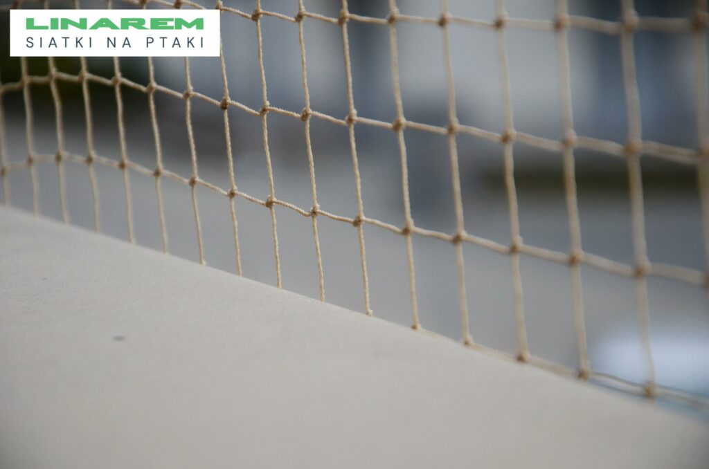 siatka na ptaki balkon zabudowany, ochrona balkonu przed ptakami, montaz siatki golebie, zabezpieczenie ptaki balkon montaz