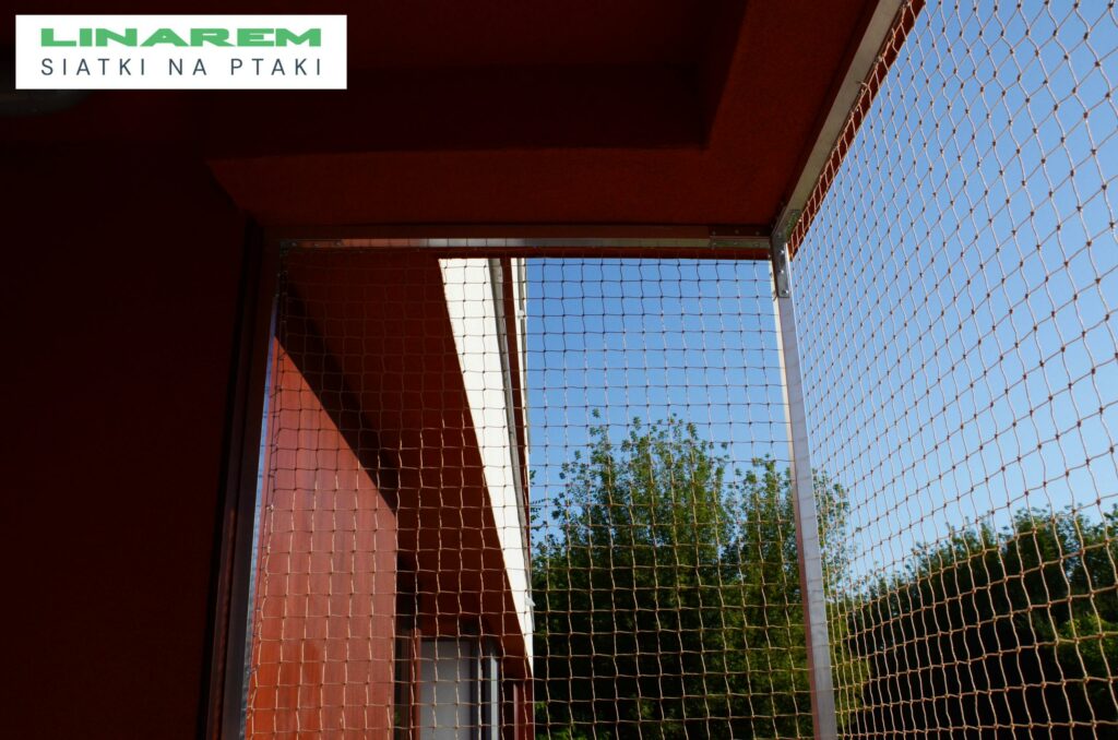 siatki na golebie konstrukcja stalowa, montaz siatek przeciw ptakom, zabezpieczenie ptaki konstrukcja, osiatkowanie stal
