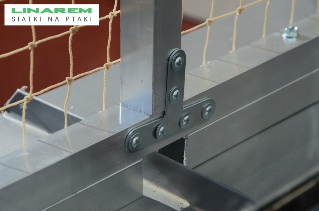 montaz siatek przeciw ptakom konstrukcja, uchwyty stal siatka, zabezpieczenie konstrukcji stalowej golebie, siatki na ptaki stal
