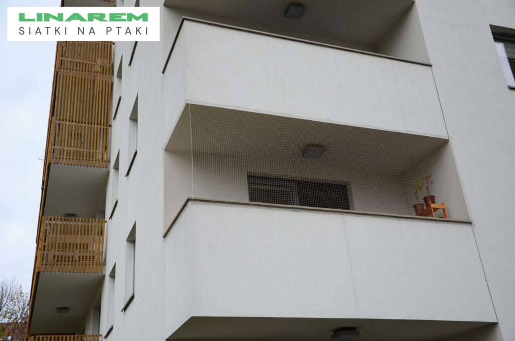 zabezpieczenie przed ptakami balkon zabudowany, siatka ochronna na ptaki balkon, montaz siatki na balkon, osiatkowanie przeciw golebiom